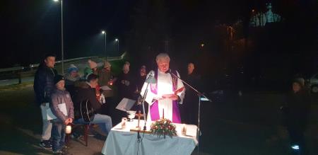 Blagoslov božično-novoletnega drevesa s prižigom lučk v razkriškem križišču 11